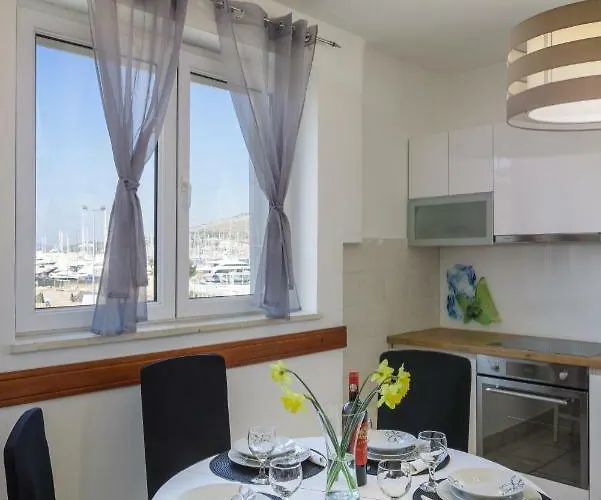 Mirjana アパート